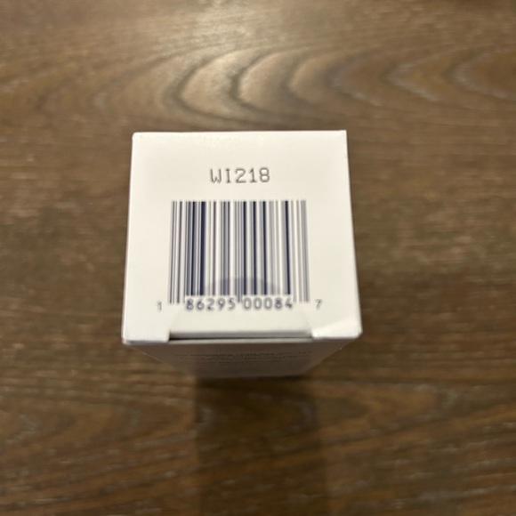 Neocutis Perle. Highlights Minimizes dark spots Creates an even tone and texture - Picture 6 of 9